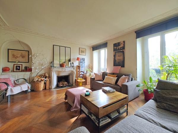 Appartement
         5 pièces
        - 113 m² Bien prestige 960 000 € *