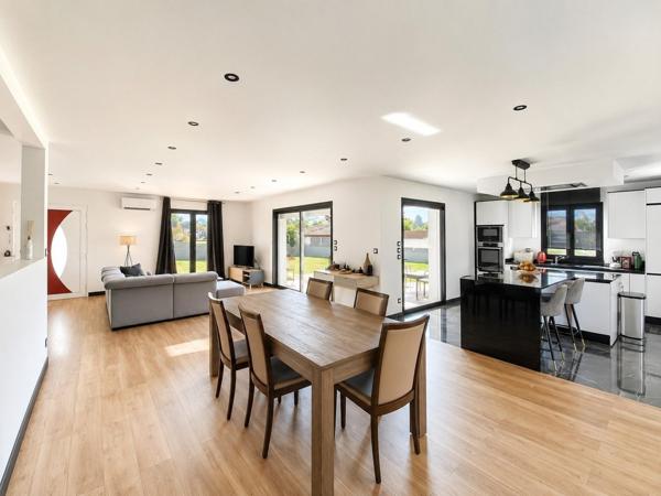 Maison contemporaine avec vue montagnes