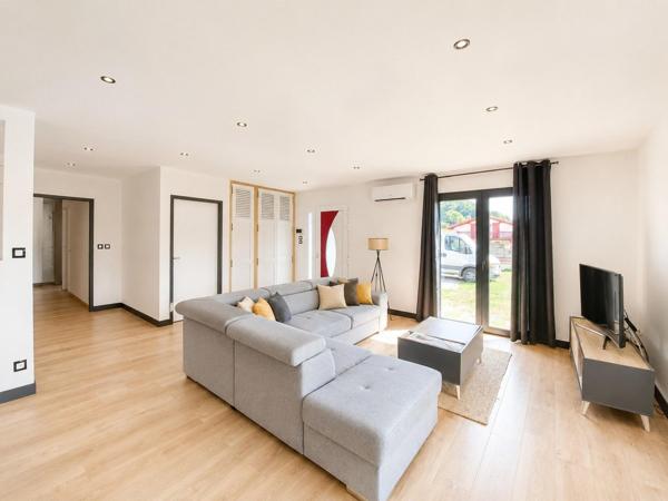Maison contemporaine avec vue montagnes