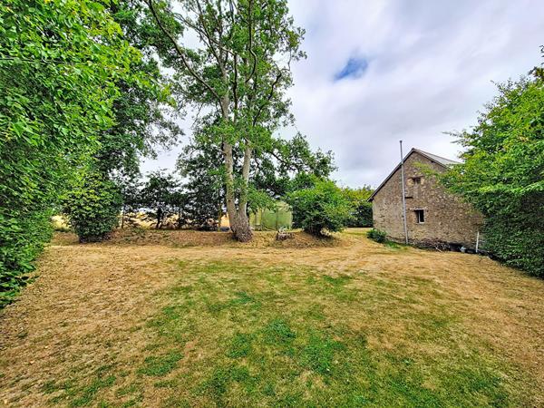 A vendre à MARIGNE maison de campagne avec grand terrain