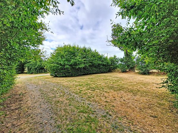 A vendre à MARIGNE maison de campagne avec grand terrain