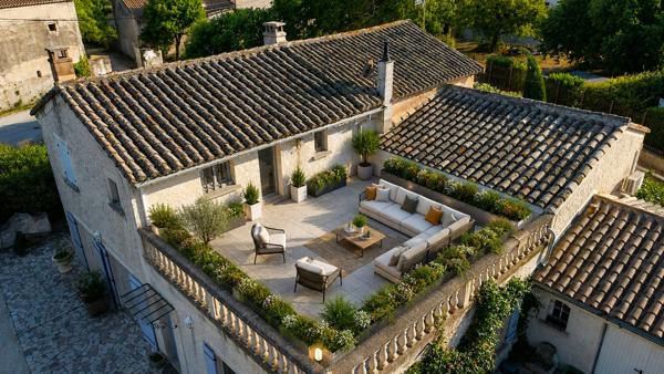 Maison 8 pièces de 214 m² sur 1556 m² de terrain avec studio, piscine et garage Vedene