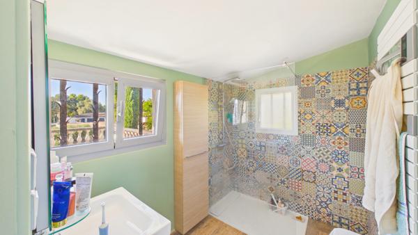 Maison 8 pièces de 214 m² sur 1556 m² de terrain avec studio, piscine et garage Vedene