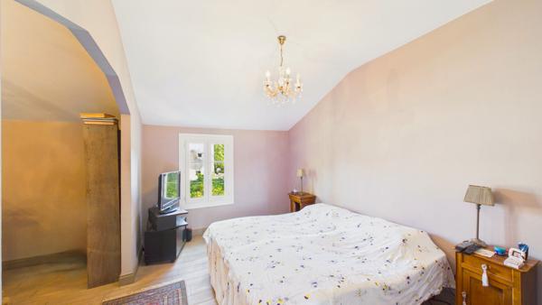 Maison 8 pièces de 214 m² sur 1556 m² de terrain avec studio, piscine et garage Vedene