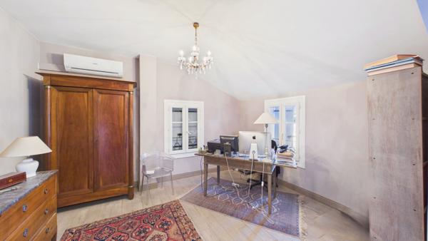Maison 8 pièces de 214 m² sur 1556 m² de terrain avec studio, piscine et garage Vedene