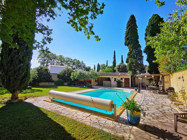 Maison 8 pièces de 214 m² sur 1556 m² de terrain avec studio, piscine et garage Vedene