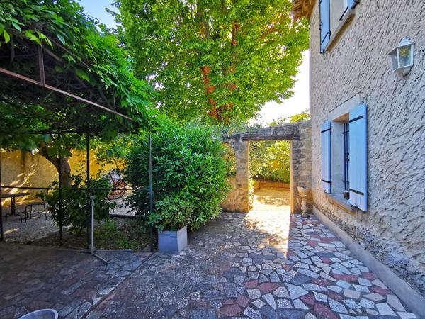Maison 8 pièces de 214 m² sur 1556 m² de terrain avec studio, piscine et garage Vedene