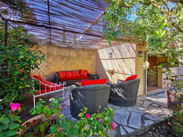 Maison 8 pièces de 214 m² sur 1556 m² de terrain avec studio, piscine et garage Vedene