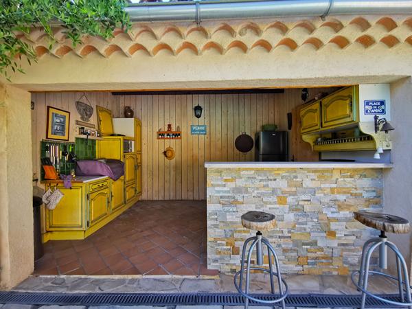 Maison 8 pièces de 214 m² sur 1556 m² de terrain avec studio, piscine et garage Vedene