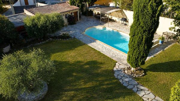 Maison 8 pièces de 214 m² sur 1556 m² de terrain avec studio, piscine et garage Vedene
