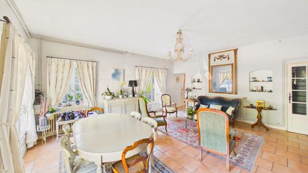 Maison 8 pièces de 214 m² sur 1556 m² de terrain avec studio, piscine et garage Vedene