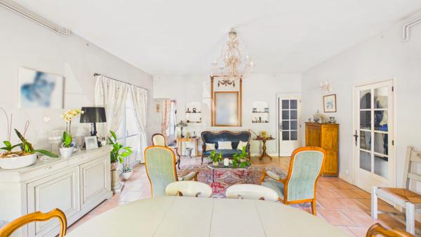 Maison 8 pièces de 214 m² sur 1556 m² de terrain avec studio, piscine et garage Vedene