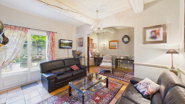 Maison 8 pièces de 214 m² sur 1556 m² de terrain avec studio, piscine et garage Vedene