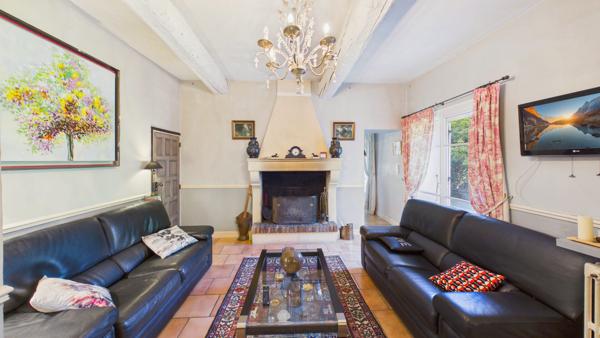 Maison 8 pièces de 214 m² sur 1556 m² de terrain avec studio, piscine et garage Vedene
