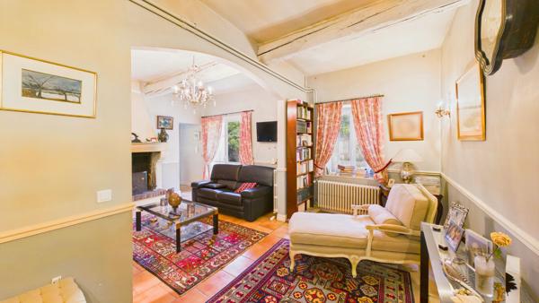 Maison 8 pièces de 214 m² sur 1556 m² de terrain avec studio, piscine et garage Vedene