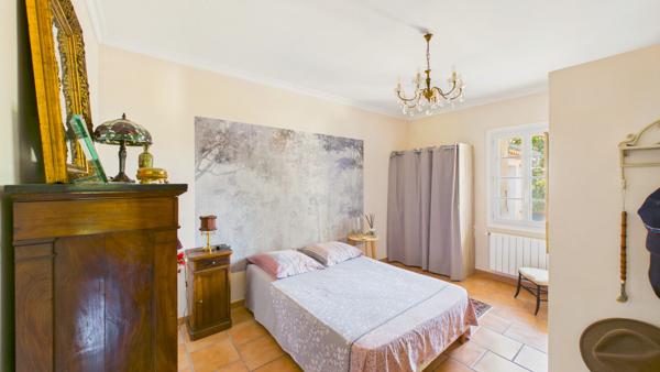 Maison 8 pièces de 214 m² sur 1556 m² de terrain avec studio, piscine et garage Vedene