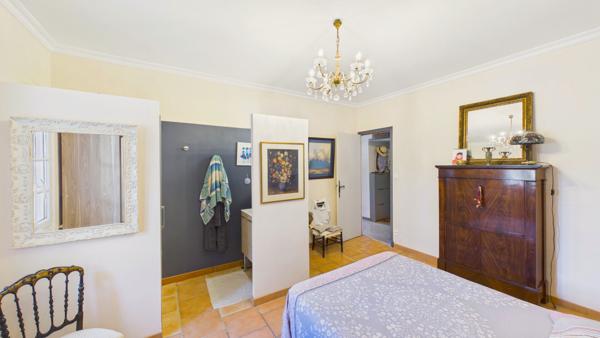 Maison 8 pièces de 214 m² sur 1556 m² de terrain avec studio, piscine et garage Vedene