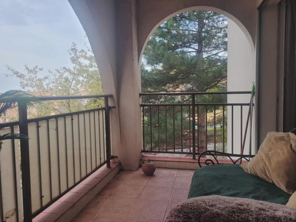 Appartement t2, terrasse, cave et garage