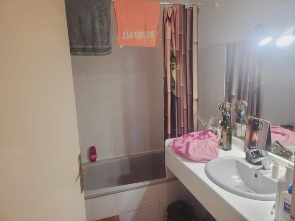 Appartement t2, terrasse, cave et garage