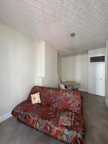 REF 12185- 24 RUE CHAUSSADE - F2 au 1er étage côté rue