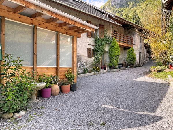 Corps de ferme avec dépendances, jardins et bois, à vendre à Faverges-Seythenex.