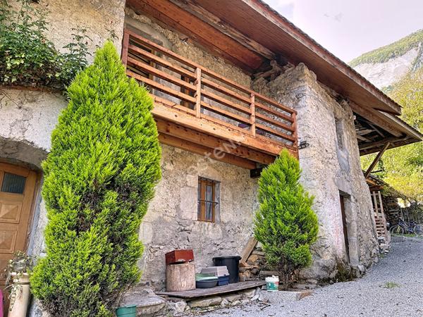 Corps de ferme avec dépendances, jardins et bois, à vendre à Faverges-Seythenex.