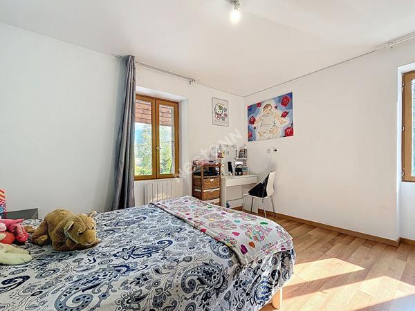 Corps de ferme avec dépendances, jardins et bois, à vendre à Faverges-Seythenex.