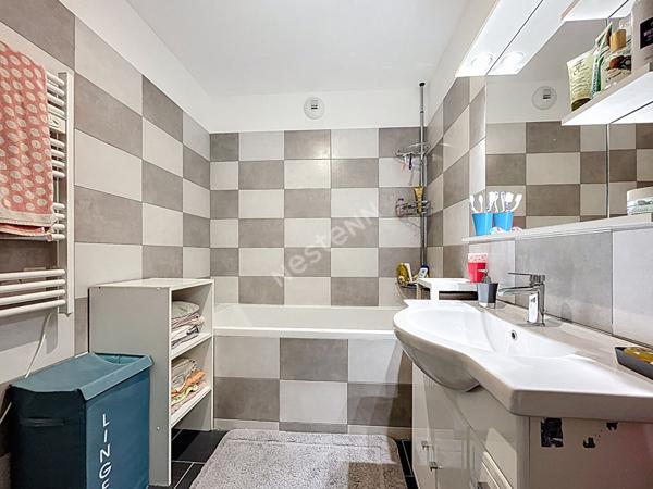 Corps de ferme avec dépendances, jardins et bois, à vendre à Faverges-Seythenex.