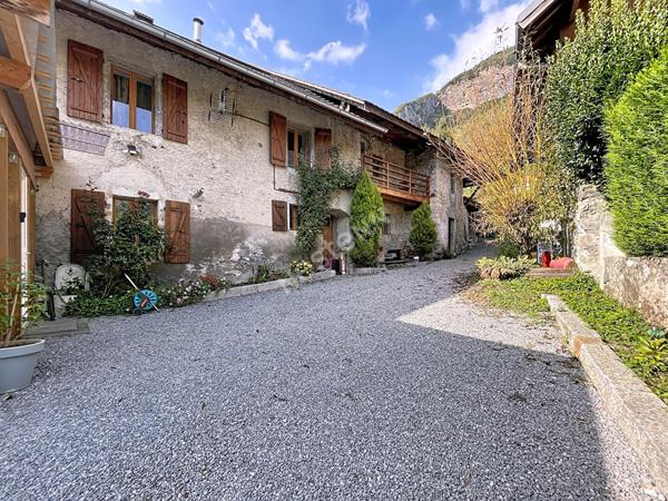 Corps de ferme avec dépendances, jardins et bois, à vendre à Faverges-Seythenex.