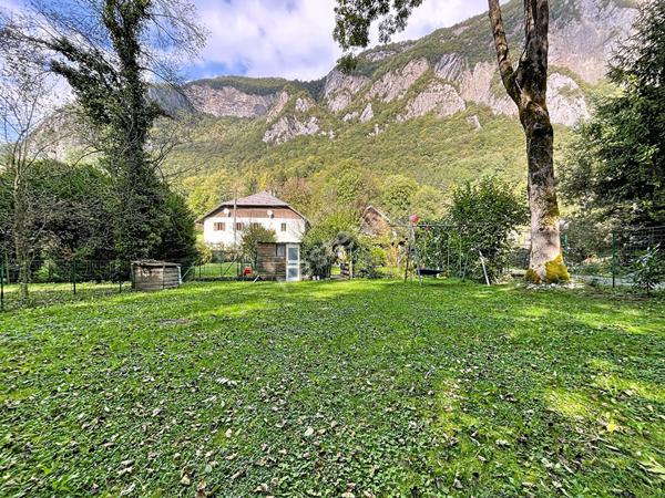 Corps de ferme avec dépendances, jardins et bois, à vendre à Faverges-Seythenex.
