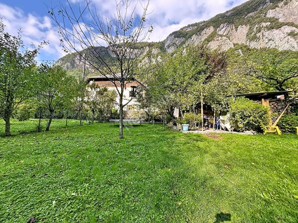 Corps de ferme avec dépendances, jardins et bois, à vendre à Faverges-Seythenex.