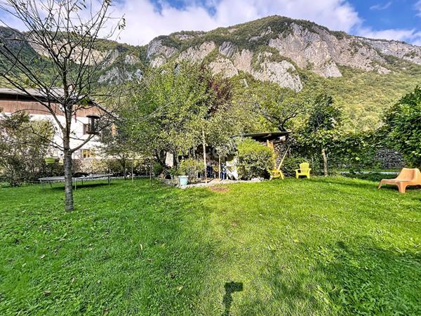 Corps de ferme avec dépendances, jardins et bois, à vendre à Faverges-Seythenex.