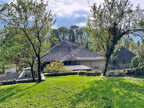 Corps de ferme avec dépendances, jardins et bois, à vendre à Faverges-Seythenex.