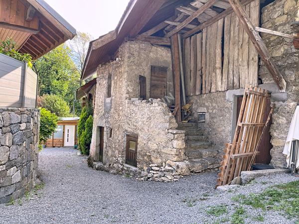 Corps de ferme avec dépendances, jardins et bois, à vendre à Faverges-Seythenex.