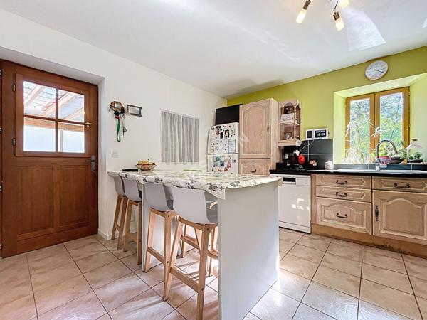 Corps de ferme avec dépendances, jardins et bois, à vendre à Faverges-Seythenex.