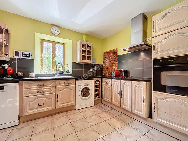 Corps de ferme avec dépendances, jardins et bois, à vendre à Faverges-Seythenex.