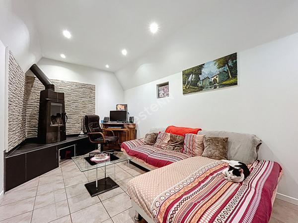 Corps de ferme avec dépendances, jardins et bois, à vendre à Faverges-Seythenex.