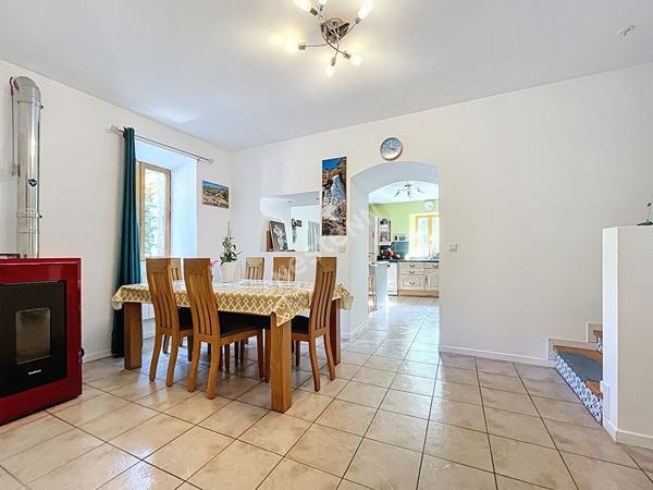 Corps de ferme avec dépendances, jardins et bois, à vendre à Faverges-Seythenex.