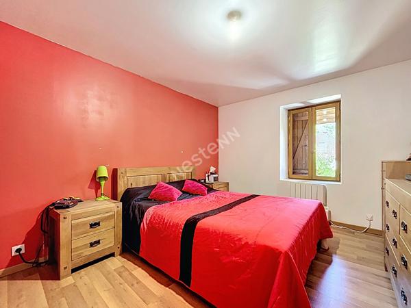 Corps de ferme avec dépendances, jardins et bois, à vendre à Faverges-Seythenex.