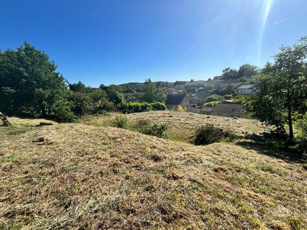 Terrain avec jolie vue proche commerces de Puy L'Evêque