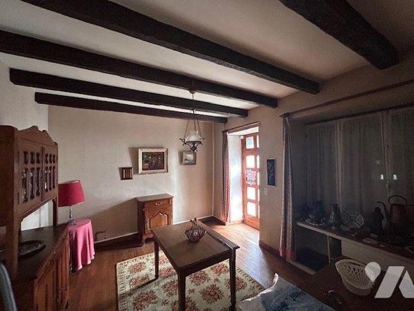 Au c?ur d'Evran proche de toutes commodités à découvrir cette maison offrant  : 
- Au rez-de-c...