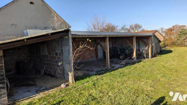 Belle longère Sur terrain 15.915m² avec dépendances