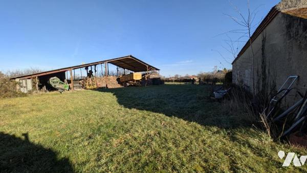 Belle longère Sur terrain 15.915m² avec dépendances