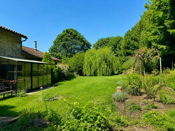 Longère de Caractère avec Jardin, Garage et Dépendances