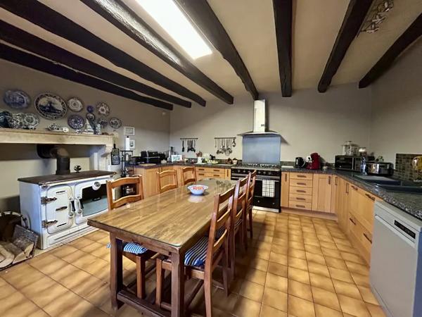 Longère de Caractère avec Jardin, Garage et Dépendances
