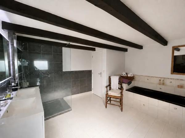 Longère de Caractère avec Jardin, Garage et Dépendances