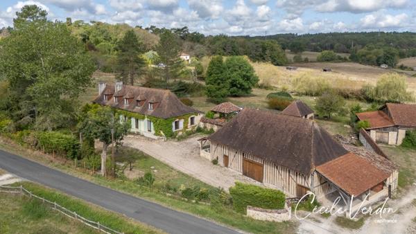 Propriete à vendre 7 pièces proche de BERGERAC (24)-Longère en pierre de 250 m2, 5 chambres, piscine, et grange aménageable de 200 m2 sur 3,8 HA