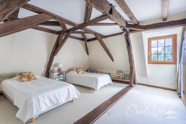 Propriete à vendre 7 pièces proche de BERGERAC (24)-Longère en pierre de 250 m2, 5 chambres, piscine, et grange aménageable de 200 m2 sur 3,8 HA