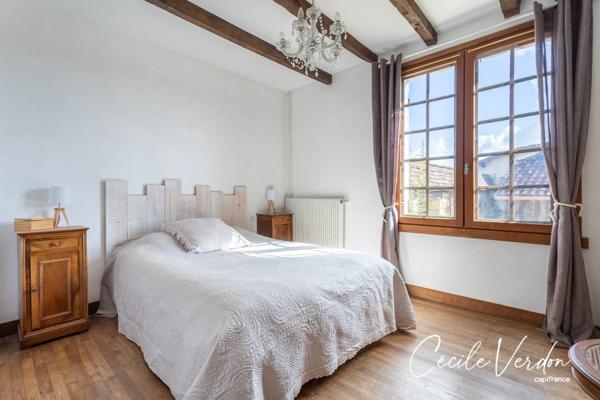 Propriete à vendre 7 pièces proche de BERGERAC (24)-Longère en pierre de 250 m2, 5 chambres, piscine, et grange aménageable de 200 m2 sur 3,8 HA