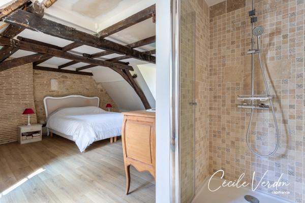 Propriete à vendre 7 pièces proche de BERGERAC (24)-Longère en pierre de 250 m2, 5 chambres, piscine, et grange aménageable de 200 m2 sur 3,8 HA